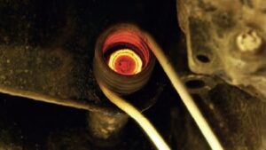 poste à induction déssèrant un écrou